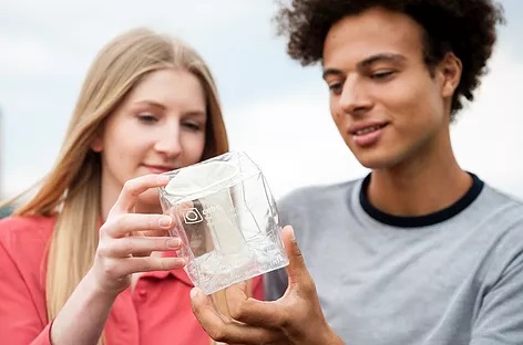 Modèle pose du préservatif féminin O-Cube