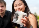 Modèle pose du préservatif féminin O-Cube