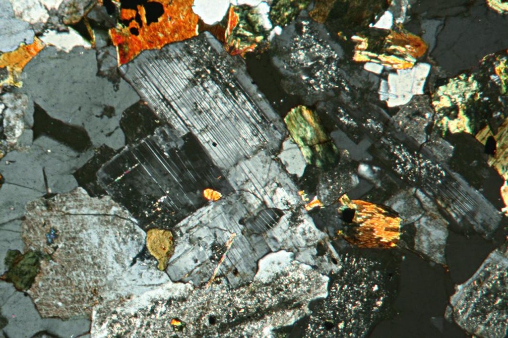 [#030009] Lame de roche éruptive et plutonique : Granodiorite