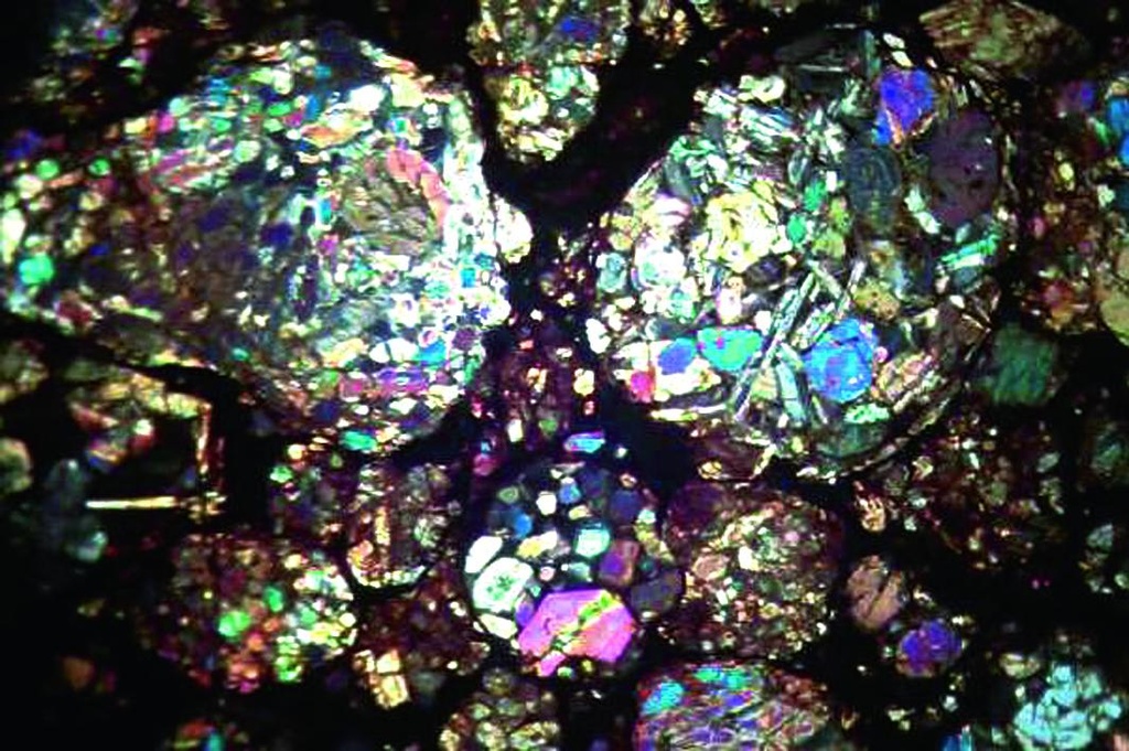 Lame de roche météoritique : Météorite pierreuse (chondrite)