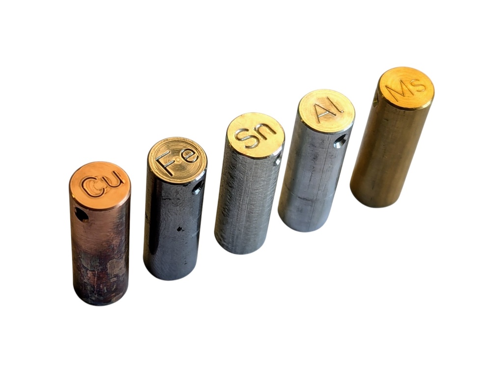 Jeu de 5 cylindres percés de même volume et de masses différentes